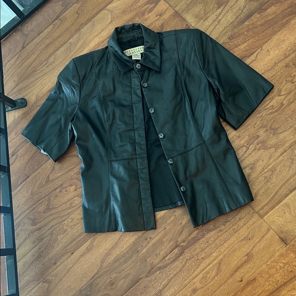 Apostrophe Petite Vintage Genuine Leather Short Sleeve Collared Button Down Top